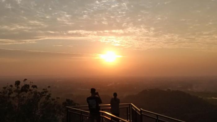 PUNCAK SOSOK - Suasana yang sahdu dengan pemandangan matahari terbenam