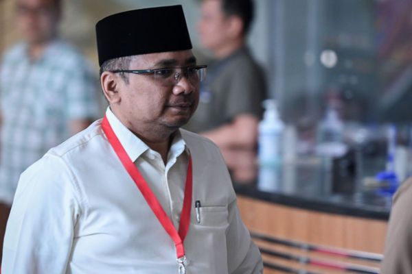 Mantan Menteri Agama Yaqut Cholil Qoumas berjalan ke ruang pemeriksaan di Gedung Merah Putih KPK, Jakarta, Senin (1/9/2025). Foto: Fauzan/ANTARA FOTO