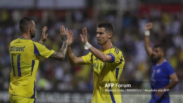 AL-NASSR DIPREDIKSI MENANG (ARSIP) - Cristiano Ronaldo (kanan) dan Marcelo Brozovic (kiri) dari Al-Nassr merayakan gol di Stadion Pemuda Al-Ahli di Dubai, Uni Emirat Arab pada 22 Oktober 2024. (Waleed Zein/Anadolu via AFP)