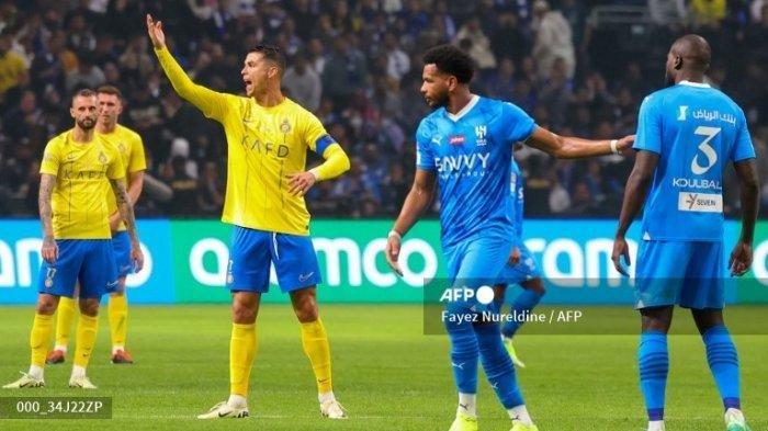 Penyerang Nassr asal Portugal #07 Cristiano Ronaldo (ke-3-kiri) bereaksi selama pertandingan final Piala Musim Riyadh antara Al-Nassr dan Al-Hilal di Kingdom Arena di Riyadh, pada 8 Februari 2024.