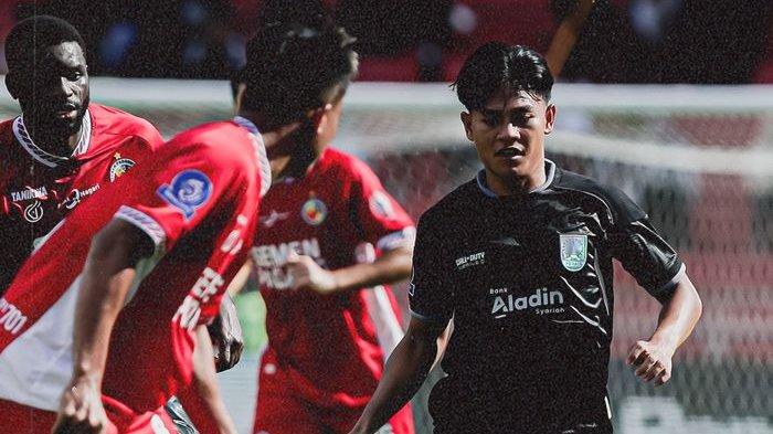 AKSI PEMAIN PERSIS - Zanadin Fariz saat Persis Solo menghadapi Semen Padang pada laga pekan ke-17 Super League di Stadion H Agus Salim, Minggu (11/1/2026). Persis Solo naik klasemen sementara usai kalahkan Semen Padang,