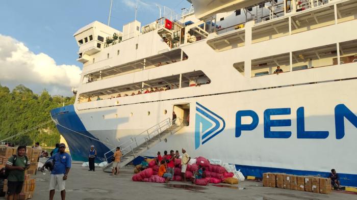 KAPAL PELNI - KM Ciremai saat bersandar di Pelabuhan laut Kabupaten Fakfak Papua Barat, Jumat (21/11/2025).