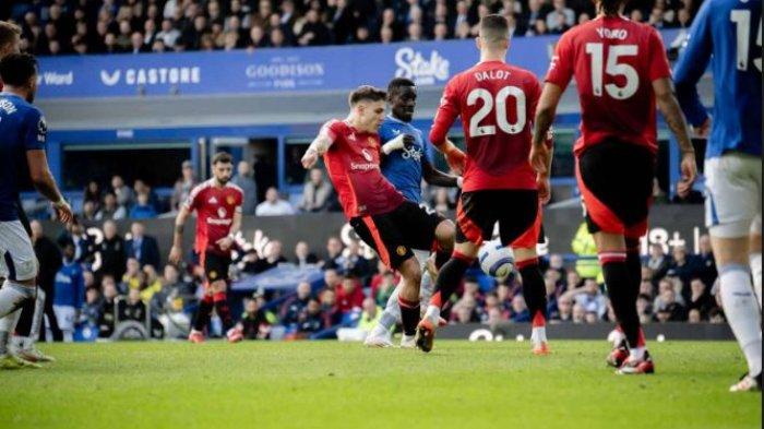 Aksi Manuel Ugarte saat menendang bola di laga Everton vs Manchester United di Goodison Park dalam lanjutan pekan ke-26 Liga Inggris 2024/2025 pada Sabtu (22/2/2025) malam WIB. (Laman resmi Manchester United)