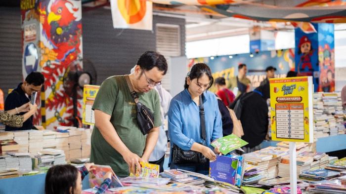 PROMO BUKU - Pengunjung sedang berbelanja buku di Semesta Buku tahun 2024. Gramedia akan menghadirkan kembali Semesta Buku di Makassar dengan promo spesial.