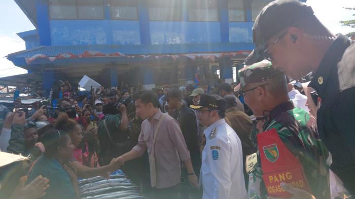 WAPRES RI - Wapres RI Gibran Rakabuming Raka di Pasar Ikan Kabupaten Biak Numfor, Selasa (13/1/2026).