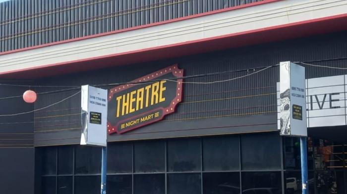 PENOLAKAN WARGA - Tempat Hiburan Malam (THM) Theatre Night Mart di Jalan Tuparev Kelurahan Nagasari, Kecamatan Karawang Barat, pada Selasa (13/1/2026). Sejumlah elemen masyarakat Karawang menolak beroperasinya tempat hiburan malam itu karena dikhawatirkan bakal mengganggu ketenteraman dan ketertiban lingkungan.