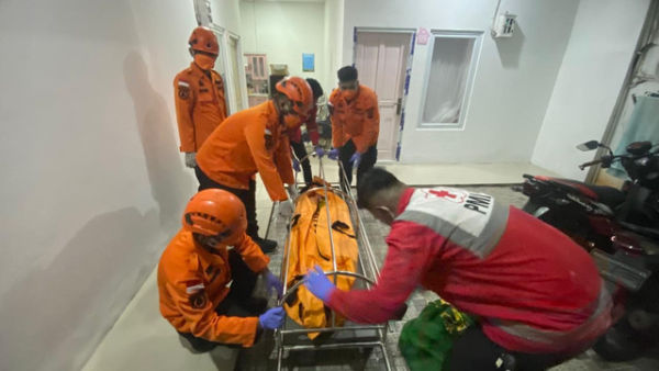 Petugas evakuasi jasad terapis spa di Bekasi ditemukan tewas di kos. Foto: Dok. Istimewa