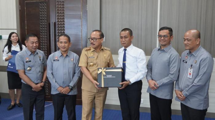 pamit - Sunu Tedy Maranto yang sebelumnya menjabat sebagai Kakanwil Kemenkum Sulbar berpamitan kepada Gubernur Sulawesi Barat Suhardi Duka. Seperti diketahui Sunu Tedy Maranto telah dilantik sebagai Kepala Biro SDM Sekretariat Jenderal Kementerian Hukum oleh Menteri Hukum beberapa waktu lalu di Jakarta. Dalam kesempatannya, Sunu Tedy menyampaikan terimakasih atas dukungan Pemprov Sulbar selama dirinya menjabat Kakanwil Kemenkum Sulbar.