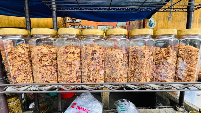 UMKM BOGOR – Deretan toples Bawang Goreng Ciomas produksi UMKM bawang merah yang dikemas rapi dan siap dipasarkan dengan harga terjangkau mulai Rp8.000 per toples.