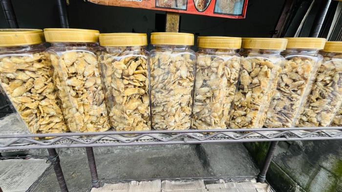 UMKM BOGOR – Ikan asin tepung goreng bertekstur garing menjadi salah satu menu camilan paling diminati sebagai pendamping makan.