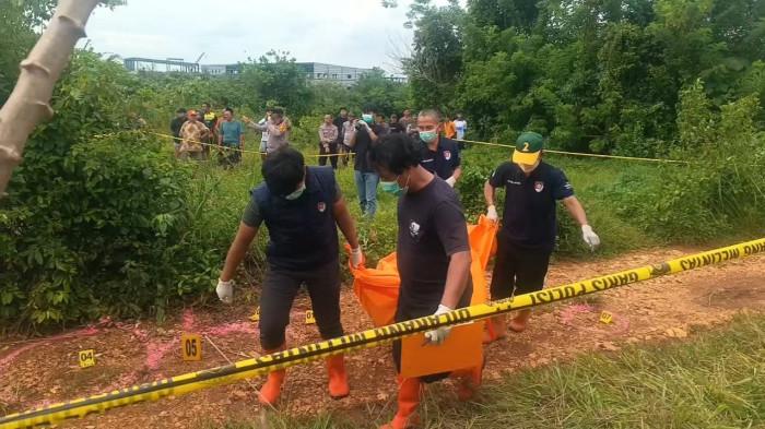 Polisi melakukan evakuasi dan olah TKP penemuan mayat pria penuh luka di area perkebunan Desa Wantilan, Kecamatan Cipeundeuy, Kabupaten Subang, Sabtu (3/1/2026).