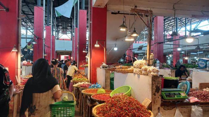 PASAR BERSEHATI - Lapak barito di Pasar Bersehati Manado, Sulawesi Utara, Senin (12/1/2026). Harga tomat kembali normal hari ini.