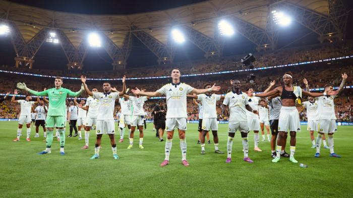 PERAYAAN KEMENANGAN - Momen Cristiano Ronaldo (tengah) bersama pemain Al Nassr berselebrasi bersama suporter setelah Al Nassr kalahkan Al Ittihad 0-2 di King Abdullah Sports City pada pekan keempat Liga Arab Saudi 2025/2026, Sabtu (27/9/2025) dini hari WIB.