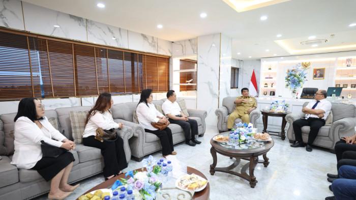 GUBERNUR YSK - Gubernur Sulawesi Utara Yulius Selvanus Komaling (YSK) menyambut hangat kunjungan Ketua Badan Pekerja Majelis Sinode (BPMS) GMIM beserta rombongan di Kantor Gubernur Sulut, Selasa (13/1/2026). Pertemuan tersebut berlangsung dalam suasana penuh keakraban dan dialog konstruktif.