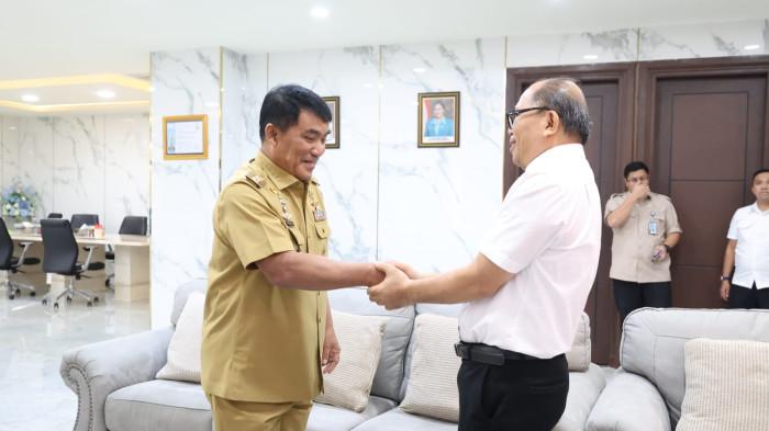 GUBERNUR YSK - Gubernur Sulawesi Utara Yulius Selvanus Komaling (YSK) menyambut hangat kunjungan Ketua Badan Pekerja Majelis Sinode (BPMS) GMIM beserta rombongan di Kantor Gubernur Sulut, Selasa (13/1/2026). Pertemuan tersebut berlangsung dalam suasana penuh keakraban dan dialog konstruktif.