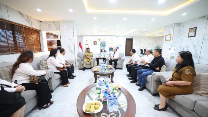 GUBERNUR YSK - Gubernur Sulawesi Utara Yulius Selvanus Komaling (YSK) menyambut hangat kunjungan Ketua Badan Pekerja Majelis Sinode (BPMS) GMIM beserta rombongan di Kantor Gubernur Sulut, Selasa (13/1/2026). Pertemuan tersebut berlangsung dalam suasana penuh keakraban dan dialog konstruktif.