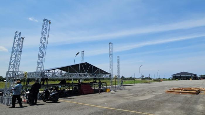 FESTIVAL MEDIA SE PAPUA - Tampak para pekerja saat memasang panggung dan tenda utama di lokasi kegiatan festival media se Papua di Nabire,Senin, (12/1/2026). Ketua Panitia Abeth Abraham You mengatakan, semua kesiapan festival sudah mencapai 95 persen.