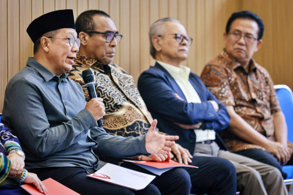 Sejumlah tokoh Gerakan Nurani Bangsa Lukman Hakim Saifuddin, Jacky Manuputty, Erry Riyana Hardjapamekas, dan Gomar Gultom menyampaikan pesan kebangsaan awal tahun 2026 di Grha Pemuda, Komplek Katedral, Jakarta, Selasa (13/1/2026). Foto: Dhemas Reviyanto/ANTARA FOTO