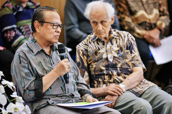 Tokoh yang tergabung dalam Gerakan Nurani Bangsa Ignatius Suharyo (kiri) dan Franz Magnis Suseno (kanan) menyampaikan pesan kebangsaan awal tahun 2026 di Grha Pemuda, Komplek Katedral, Jakarta, Selasa (13/1/2026). Foto: Dhemas Reviyanto/ANTARA FOTO