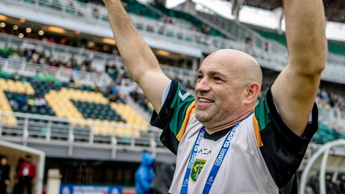 PERSEBAYA SURABAYA VS MALUT UNITED - Bernardo Tavares saat dikenalkan Persebaya Surabaya sebelum laga kontra Malut United di Stadion Gelora Bung Tomo, Surabaya, Sabtu, 10 Januari 2026.