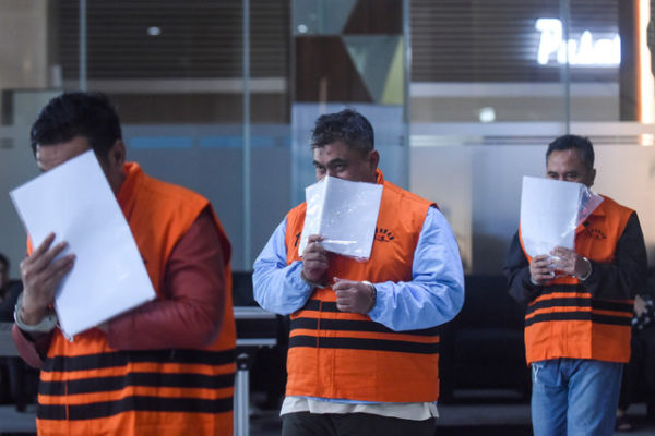 Tersangka kasus dugaan suap pemeriksaan pajak di lingkungan Kantor Pelayanan Pajak Madya Jakarta Utara Dwi Budi, Askob Bahtiar, dan Agus Syaifudin usai menjalani pemeriksaan di Gedung Merah Putih KPK, Jakarta, Senin (12/1/2026). Foto: Indrianto Eko Suwarso/ANTARA FOTO
