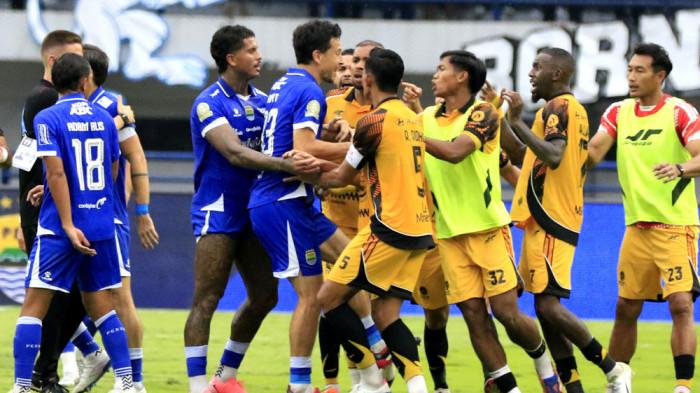 ADU MULUT - Para pemain Persib bersitegang dengan Persija usal berhasil menaklukkan tim berjuluk Macan Kemayoran tersebut dalam lanjutan Super League Indonesia 2025/2026 pada Minggu, 11 Januari 2026.