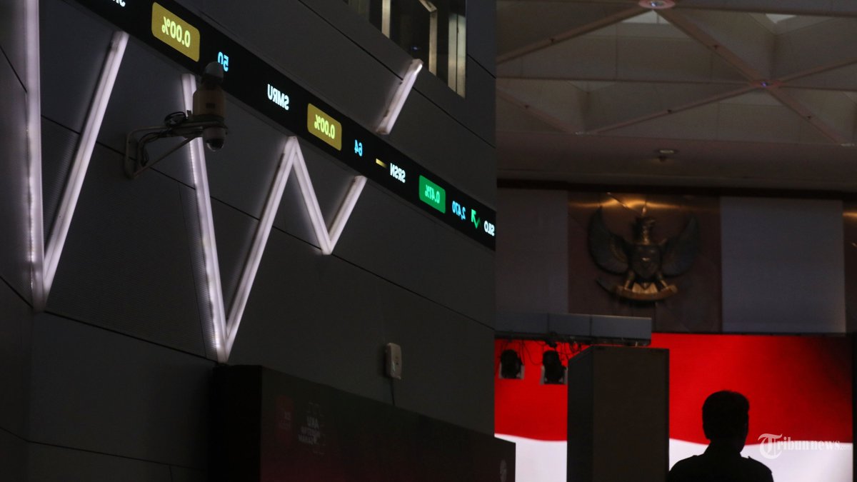 IHSG MENGUAT - Karyawan mengamati pergerakan Indeks Harga Saham Gabungan (IHSG) di Jakarta, Senin (1/12/2025). IHSG ditutup menguat 40,082 poin atau 0,47 persen ke level 8.548,788 pada akhir perdagangan. Tercatat 317 saham menguat, 380 saham melemah dan 113 saham stagnan. TRIBUNNEWS/IRWAN RISMAWAN