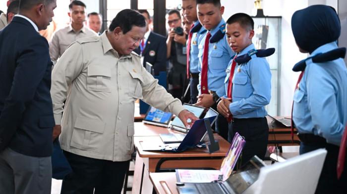 Presiden Prabowo Subianto dengan siswa SMA Taruna Nusantara