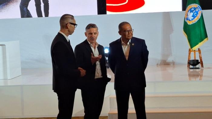 PELATIH TIMNAS INDONESIA - Pelatih anyar Timnas Indonesia, John Herdman bersama dengan Ketua Badan Timnas (BTN), Sumardji di Hotel Mulia, Senayan, Jakarta, Selasa (13/1/2026). 