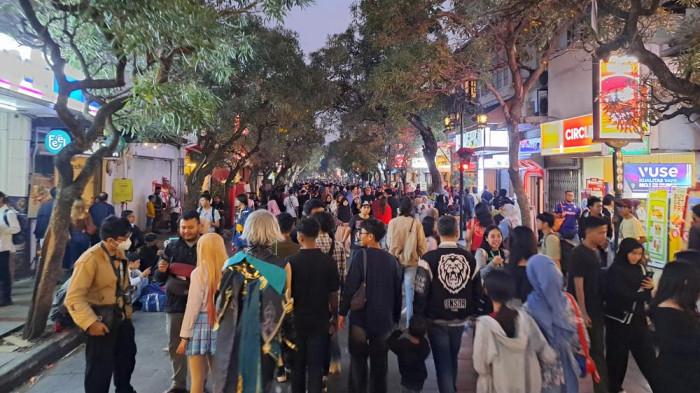 Wisatawan memadati Jalan Braga, Kota Bandung, pada akhir pekan.