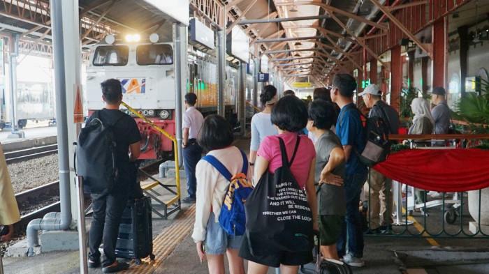 AKTIVITAS PENUMPANG - Para penumpang di Stasiun Tawang Semarang hendak melakukan perjalanan.