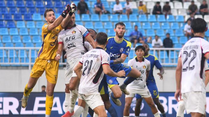 AREMA FC COMEBACK - Kiper Persik Kediri, Leonardo Navacchio (KIRI) menghalau bola udara saat melawan tim Arema FC dalam laga lanjutan Super League 2025-2026 di Stadion Kanjuruhan, Kabupaten Malang, Jawa Timur, Minggu (11/1/2026). Kini pelatih Persik Kediri, Marcos Reina, tidak bisa menyembunyikan kekecewaan setelah timnya takluk secara dramatis 1-2 dari Arema FC.