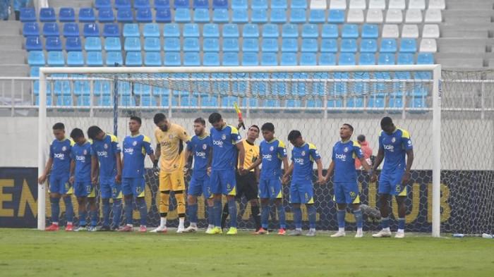SUPER LEAGUE - Pemain Arema FC dalam laga melawan Persita Tangerang di Stadion Kanjuruhan, Selasa (30/12/2025). Di laga ini, Arema FC kalah dengan skor 0-1.