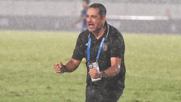 SELEBRASI PELATIH - Pelatih Tim Arema FC, Marcos Santos berselebrasi usai timnya berhasil mengalahkan tim Persik Kediri dalam laga lanjutan Super League 2025-2026 di Stadion Kanjuruhan, Kabupaten Malang, Jawa Timur, Minggu (11/1/2026). Arema FC berhasil mengalahkan Persik Kediri dengan skor 2-1.