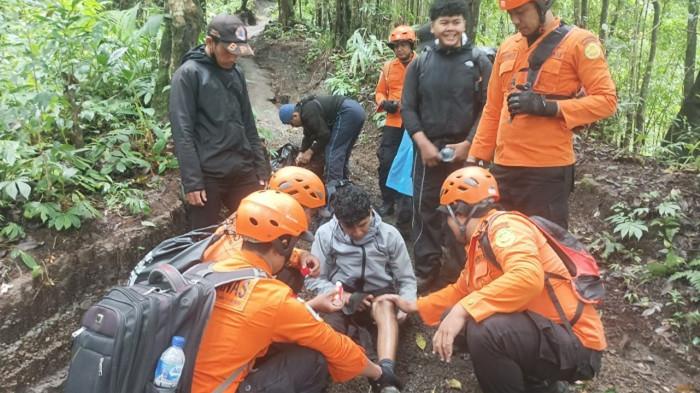 EVAKUASI - Proses evakuasi remaja yang mengalami hipotermia saat mendaki Gunung Agung, Selasa (13/1/2025)
