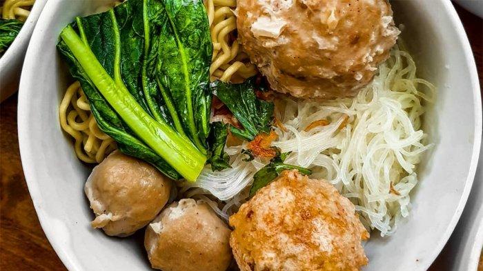 Bakso Mblenger Manahan, satu bakso enak di Solo yang cocok untuk makan siang bersama teman atau keluarga.