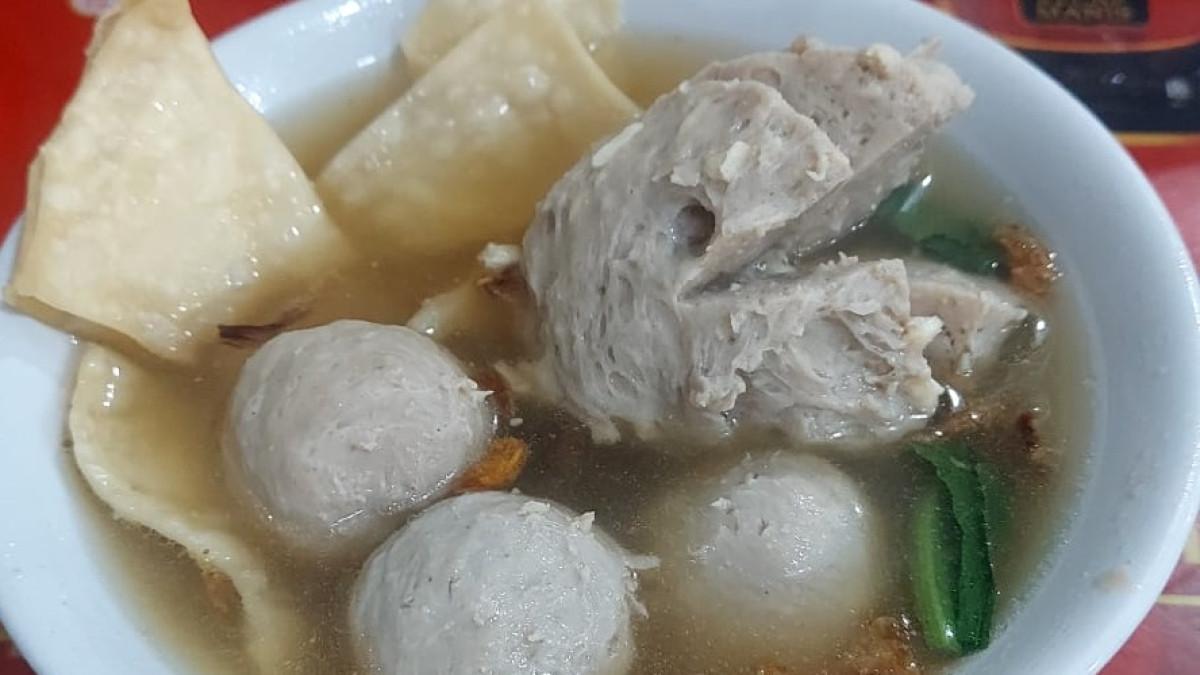 Mie Ayam & Bakso Pak Dhe, satu bakso enak di Solo yang cocok untuk makan siang bersama teman atau keluarga.