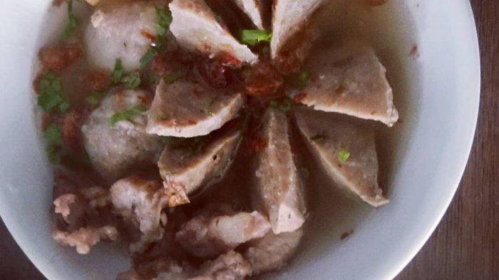 Bakso Urat Lor Patung Kuda Manahan, satu bakso enak di Solo yang cocok untuk makan siang bersama teman atau keluarga.