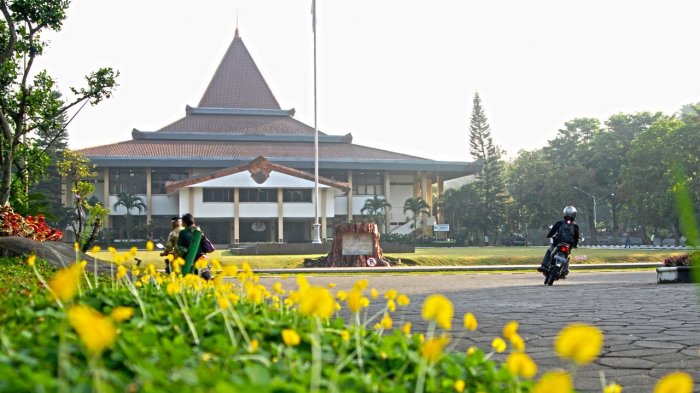 Universitas Sebelas Maret.