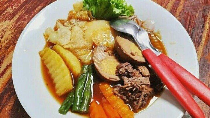 Warung Selat Mbak Lies, satu tempat makan siang legendaris di Solo Jawa Tengah.