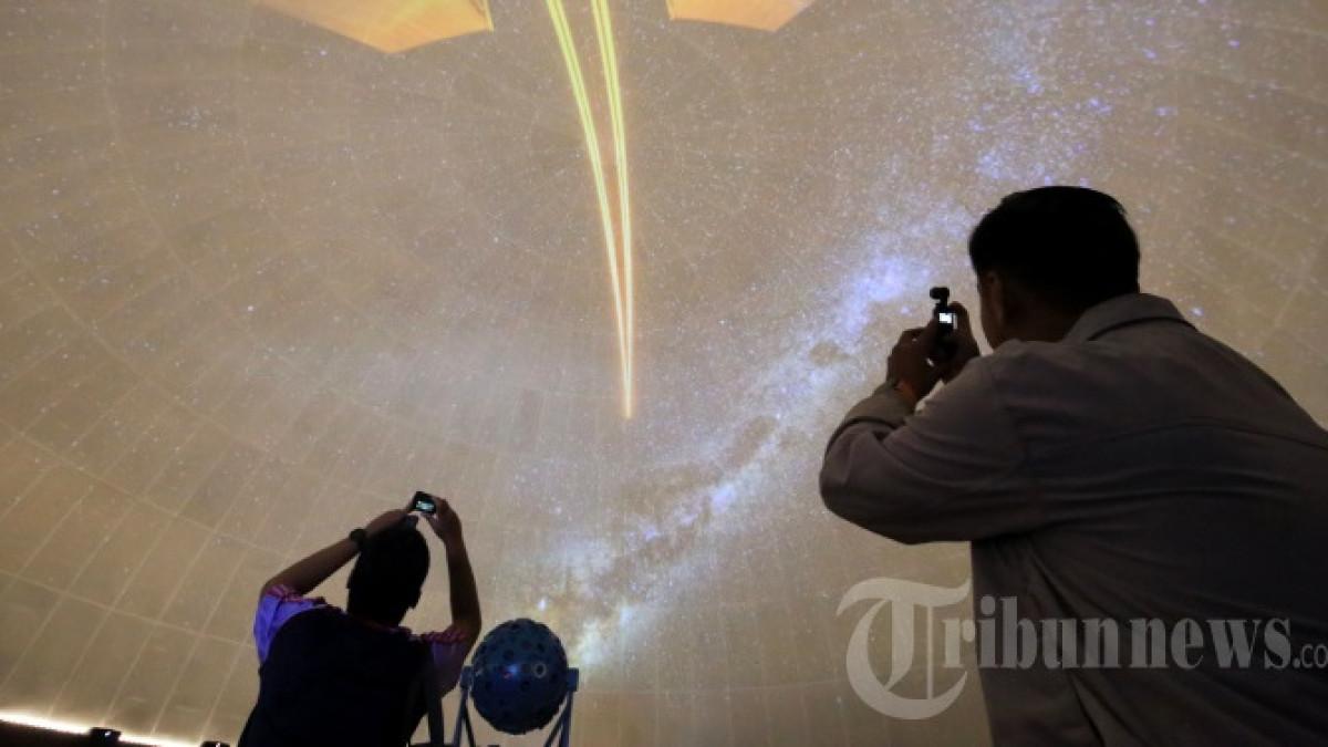 PLANETARIUM - Pengunjung menyaksikan pertunjukkan simulasi langit di Planetarium Taman Ismail Marzuki (TIM), Cikini, Jakarta, Jumat (26/12/2025).