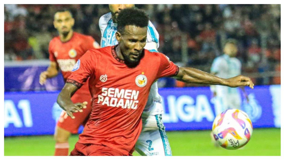 AKSI LAGA - Potret Cornelius Stewart saat laga Semen Padang Vs PSBS Biak pada pekan ke-25, Sabtu (1/3/2025). Terbaru Cornelius Stewart termasuk dalam daftar pemain Semen Padang yang jadi daya tarik di bursa transfer Liga1.