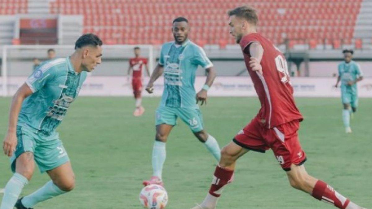 Striker asing PSM Makassar, Nermin Haljeta (kanan) ketika berhadapan dengan bek PSBS Biak, Jaimerson (kiri) dalam lanjutan pekan kedua Liga 1 2024/2025 di Stadion Kapten I Wayan Dipta, Gianyar, Bali pada Jumat (16/8/2024)