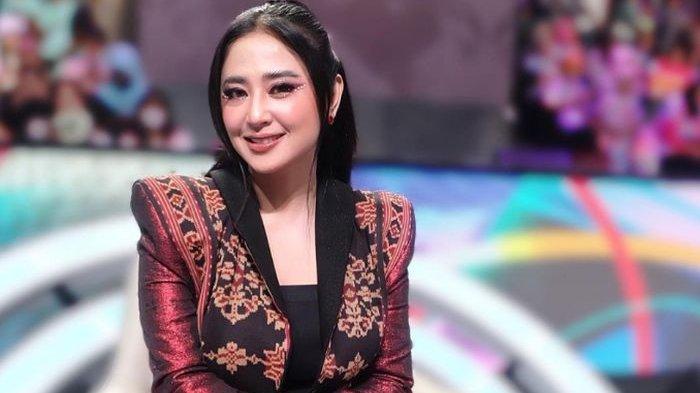 Dewi Perssik Pesan Busana ke Desainer dalam Waktu Singkat Harus Selesai, untuk Pernikahan?