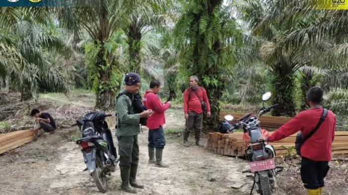 Petugas Balai TNBT berpatroli pengamanan hutan bersama Masyakat Mitra Polhut (MMP). (Instagram btn_bukittigapuluh)