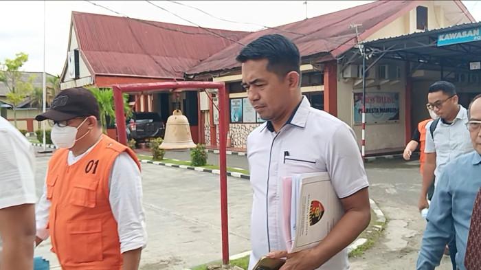 Tersangka korupsi pintu gerbang Mamuju, Basit pakai topi hitam