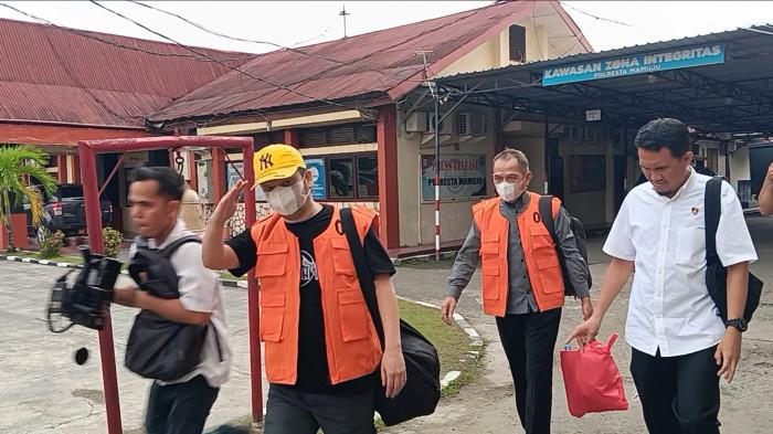 Tersangka korupsi pintu gerbang Mamuju saat berjalan menuju Kantor Kejari Mamuju, Rabu (14/1/2026)