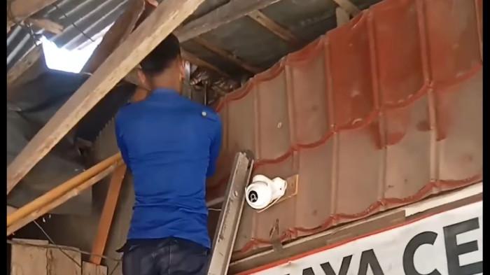 Damkar Pasangkayu saat mengevakuasi biawak besar di plafon rumah warga