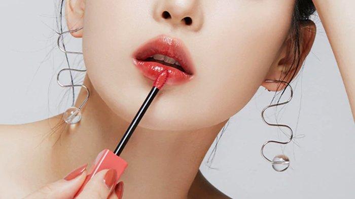 Ilustrasi seorang wanita sedang mengaplikasikan lip tint
