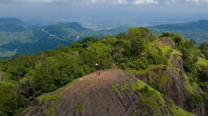 GUNUNG API PURBA NGLANGERAN - Gunung Api Purba Nglanggeran sebagai rekomendasi spot mendaki di Jogja bagi pendaki pemula.